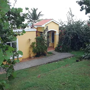 The Yellow House: Fully Equipped, Spectacular Beach View Holiday home